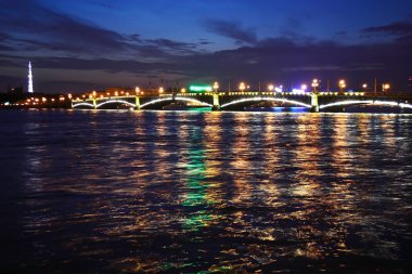 troitsky Köprüsü'nün gece görünümü