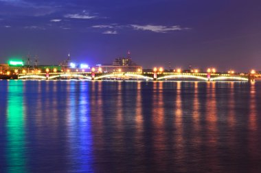 troitsky Köprüsü'nün gece görünümü