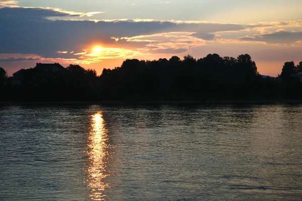 Solnedgång på floden neva — Stockfoto