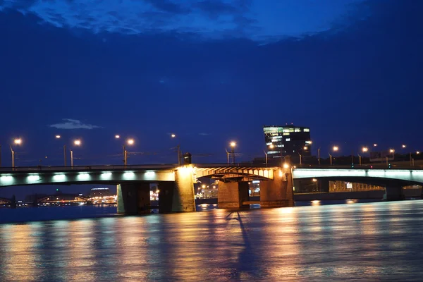 Αλέξανδρος nevsky γέφυρα το βράδυ — Φωτογραφία Αρχείου