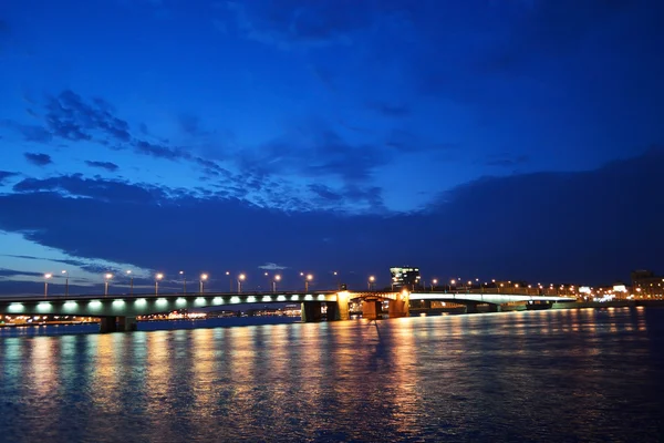Alexander Nevsky Bridge à noite — Fotografia de Stock