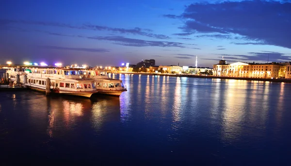 Pohled na řeku Něva v noci — Stock fotografie