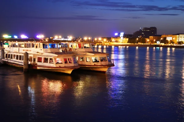 Pohled na řeku Něva v noci — Stock fotografie