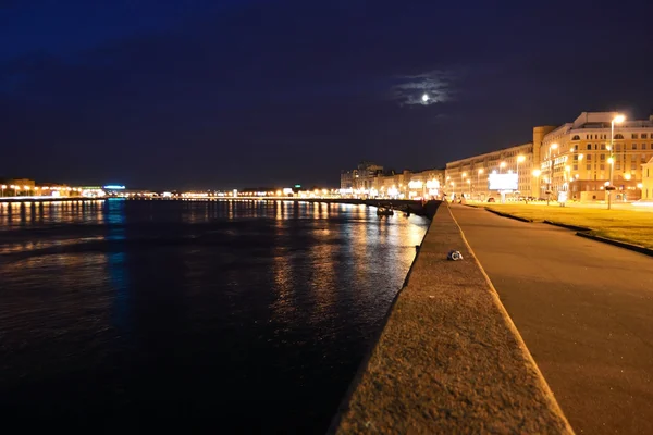 夜にネヴァ川の堤防 — ストック写真