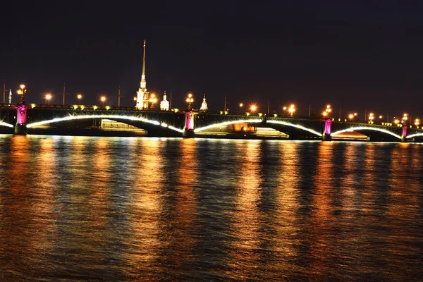 Vue de nuit du pont Troitsky — Photo