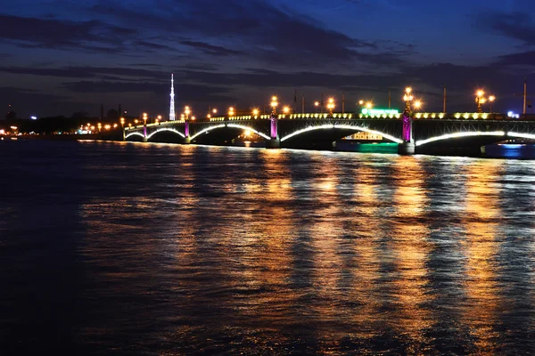 Vista nocturna del Puente Troitsky — Foto de Stock