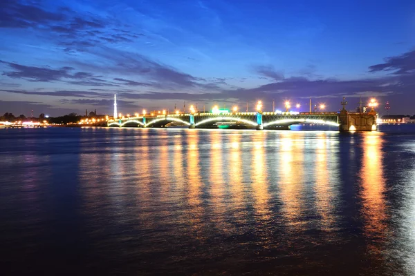 Vista nocturna del Puente Troitsky —  Fotos de Stock