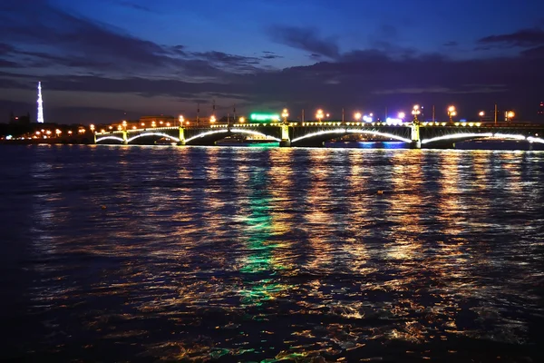 Nacht uitzicht op de brug troitsky — Stockfoto