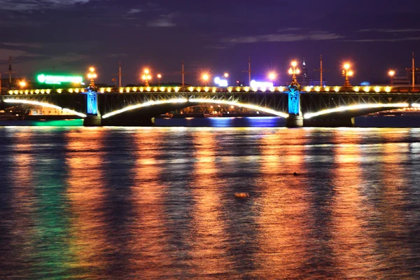 Night view of the Troitsky Bridge — Stock Photo, Image