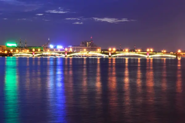 troitsky Köprüsü'nün gece görünümü