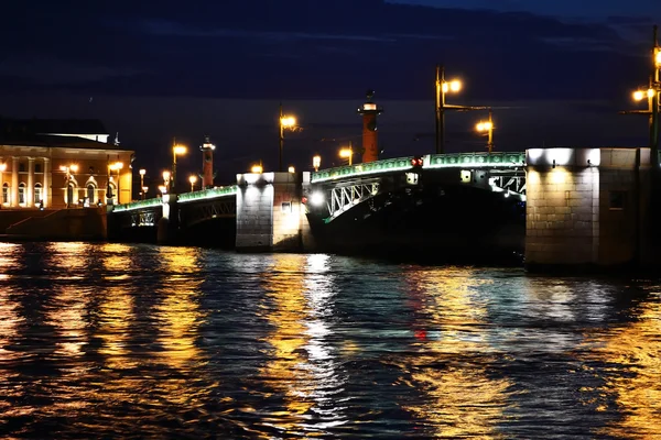 在晚上，圣彼得堡，俄罗斯宫桥 — 图库照片