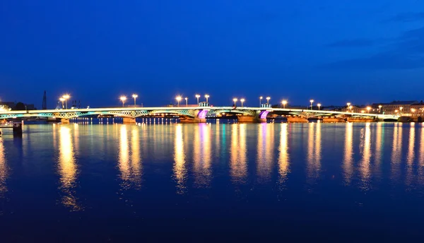 Blagoveshchensky 大桥夜景 — 图库照片