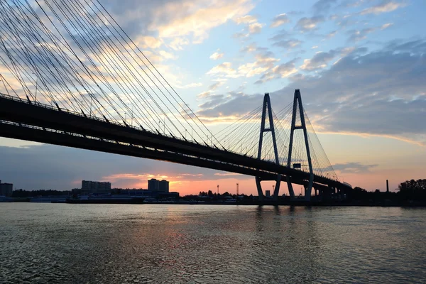 サンクト ・ ペテルブルクの夜明け前に、の橋のケーブル ブレース. — ストック写真