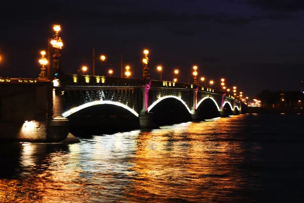 Nachtansicht der Troitsky-Brücke Stockbild