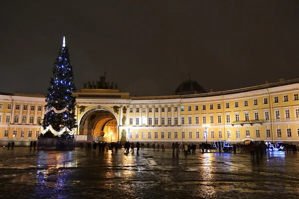 Het paleis plein bij nacht — Stockfoto