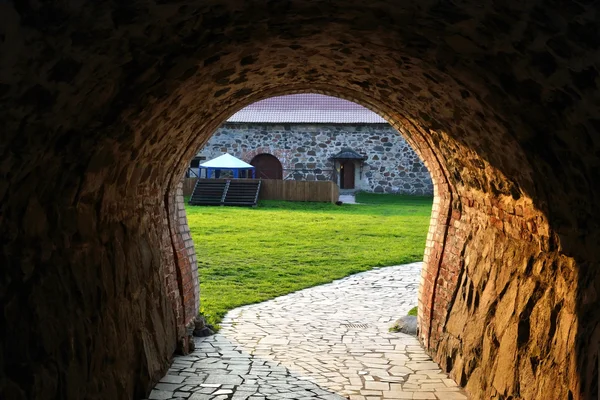 Entrada da velha fortaleza de Korela à noite — Fotografia de Stock