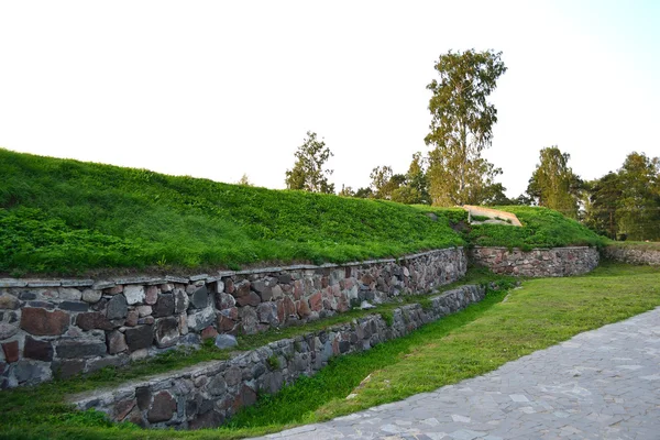 Стена старой Корельской крепости вечером — стоковое фото