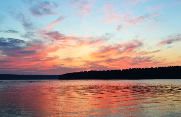 Καλοκαίρι ηλιοβασίλεμα πάνω από τη λίμνη — Φωτογραφία Αρχείου