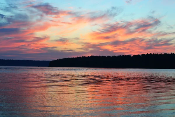 Letni zachód słońca nad jeziorem — Zdjęcie stockowe