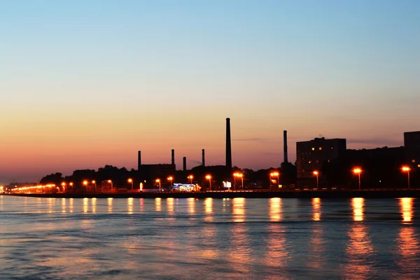 Жовтень набережна та річки Нева після заходу сонця — стокове фото