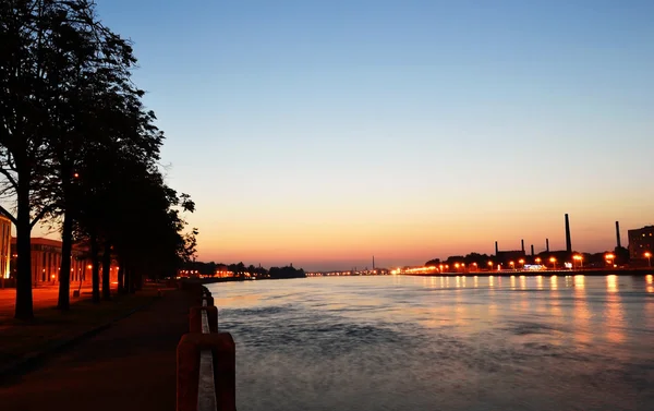 Pohled na řeku Něva po západu slunce — Stock fotografie
