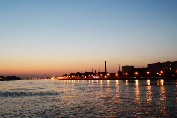 10 月路堤和日落之后涅瓦河 — 图库照片