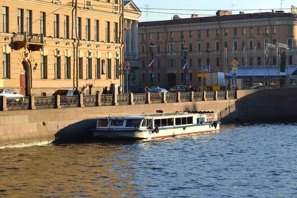 サンクトペテルブルクでの河川堤防のビュー — ストック写真