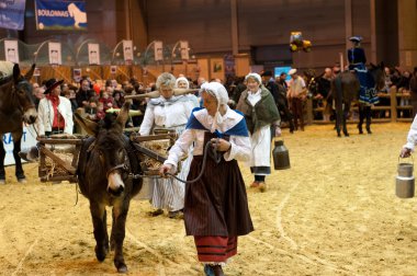 Paris - 26 Şubat: Paris Uluslararası Tarım göstermek 2012 - aile içi bir eşek ile yürüyüş Ancestral alışkanlık kadında