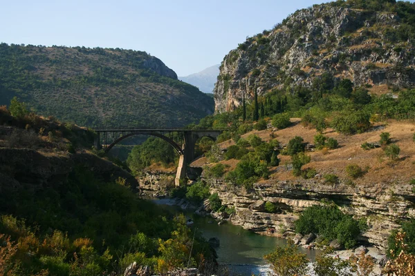 Karadağ'ın eski bir köprü — Stok fotoğraf