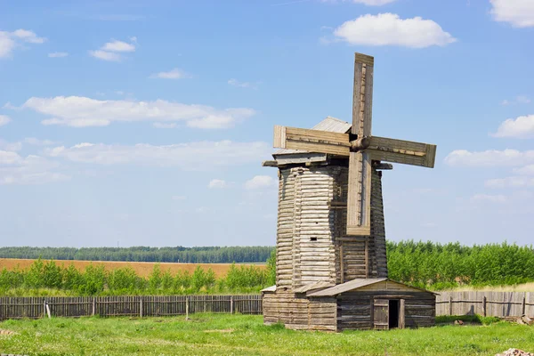 Mulino a vento in legno nel villaggio russo — Foto Stock