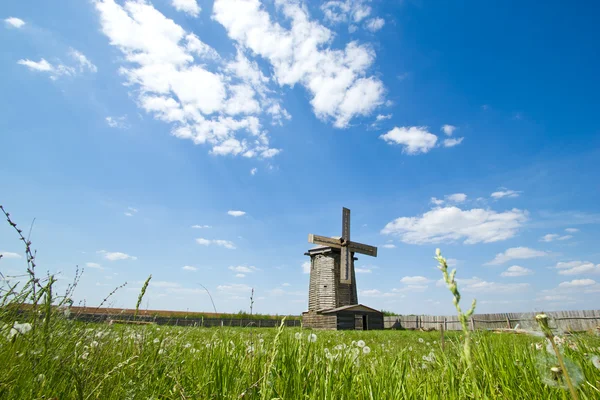 Moara de vânt din lemn în satul rusesc — Fotografie, imagine de stoc