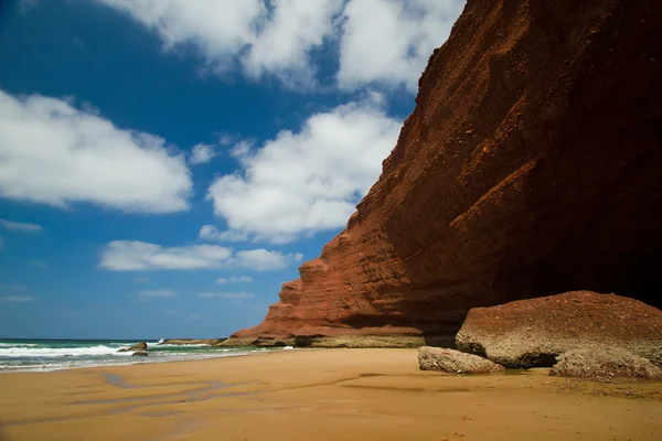 Красивые скалы на побережье Атлантического океана — стоковое фото