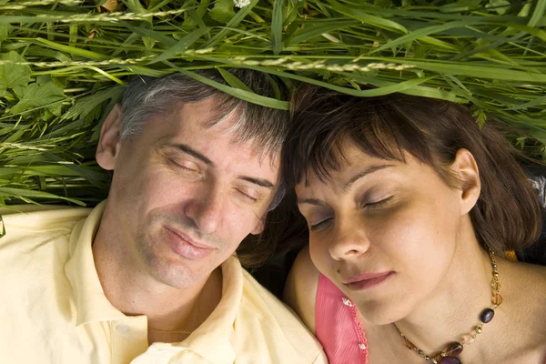 Para na trawie — Zdjęcie stockowe