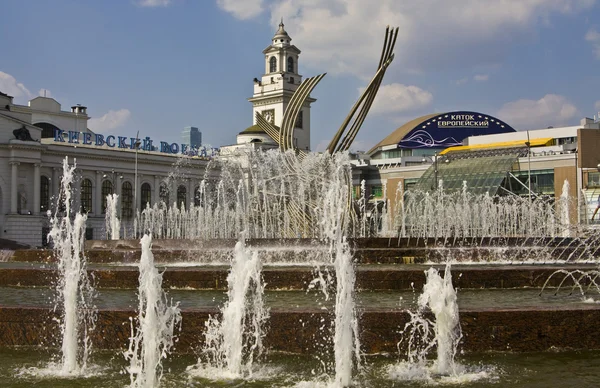 Moscú, fuentes, estación de tren de Kievskiy, plaza de Europa — Foto de Stock