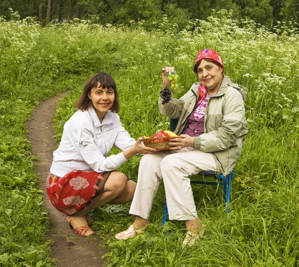Dotter och mor på picknick — Stockfoto