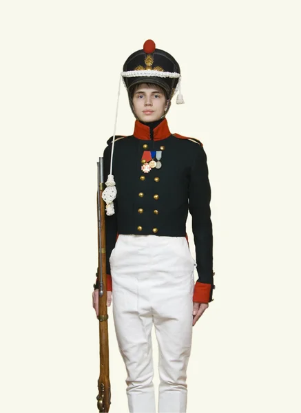 在十九世纪的俄罗斯士兵制服的年轻人 — 图库照片