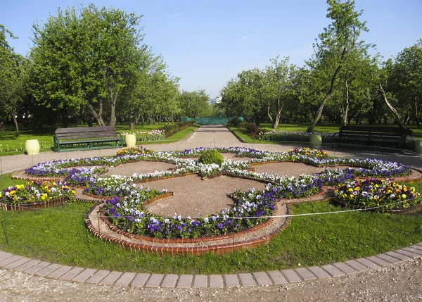 Blumenbeet im Park Kolomenskoe — Stockfoto