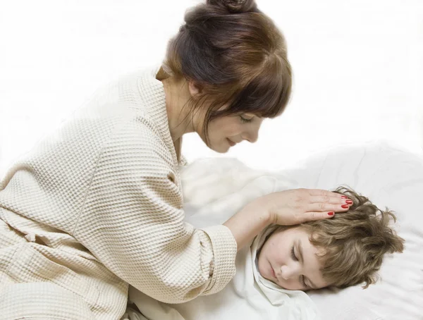 Мати зі сплячою дитиною — стокове фото
