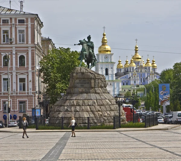 Kiev, Ucrania - 06 de mayo 2010: monumento a Bogdan Hmelnitskiy y —  Fotos de Stock