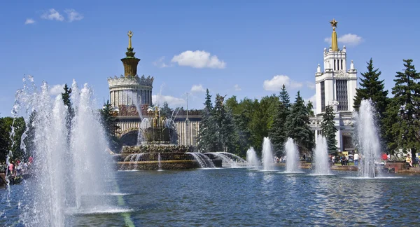 莫斯科，喷泉在展览中心 — 图库照片