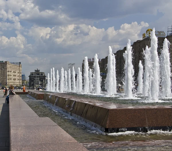 Moskou, triomfboog en fonteinen — Stockfoto