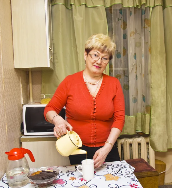 お茶を充填を持つ女性 — ストック写真