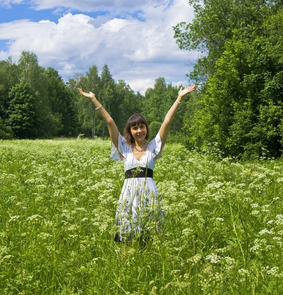 Mujer joven en vestido blanco en el prado en flor —  Fotos de Stock