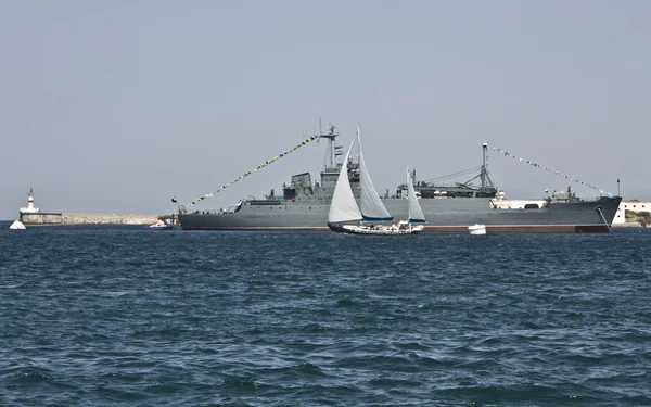 Ρωσικό Στρατιωτικό Πλοίο Παρέλαση Ναυτικού Στην Πόλη Της Μαύρης Θάλασσας — Φωτογραφία Αρχείου