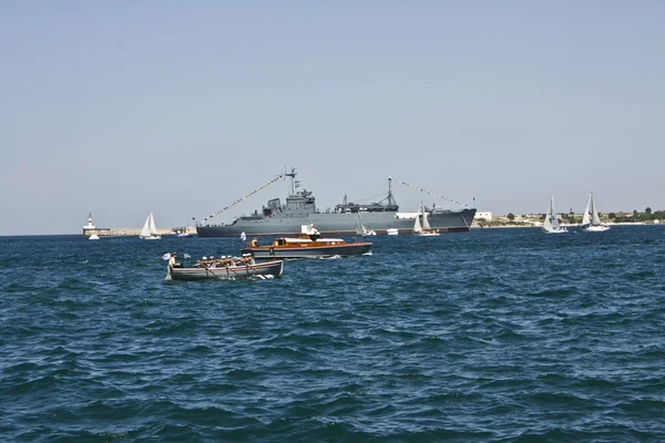 Большой военный корабль и маленькие лодки, Севастополь — стоковое фото