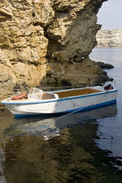 Barca e roccia — Foto Stock