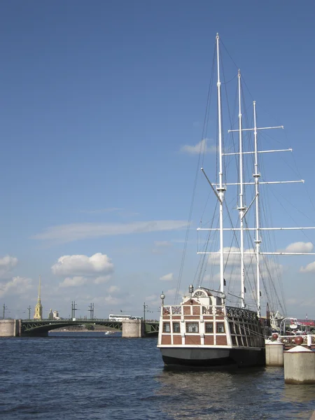 San Pietroburgo, nave a vela sul fiume Neva — Foto Stock