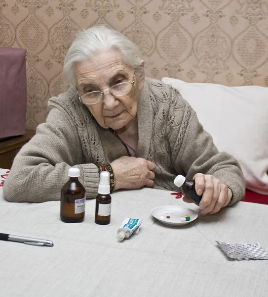 Alte Dame mit Medikamenten — Stockfoto