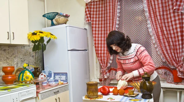 Vrouw in keuken koken — Stockfoto