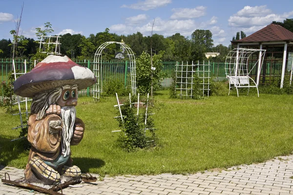Trädgård skulptur gnome — Stockfoto